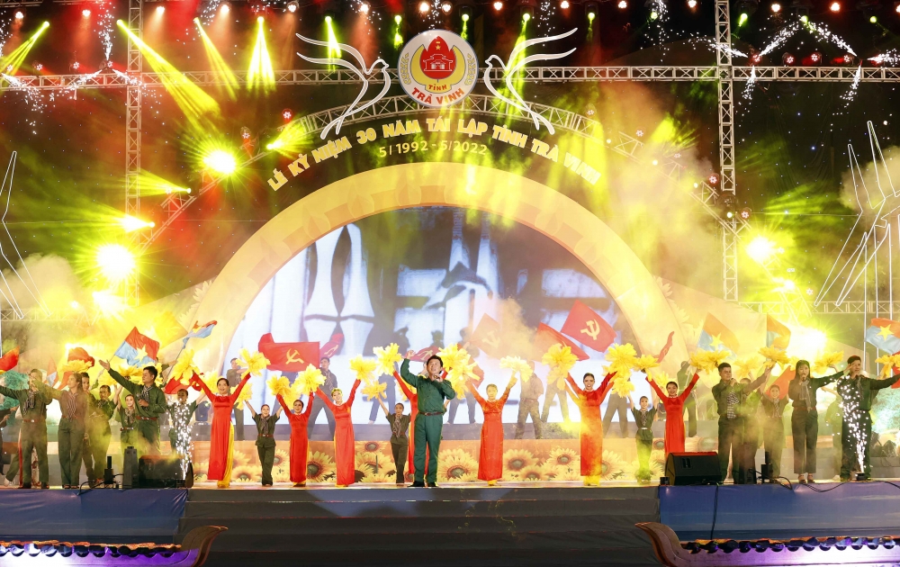 Chủ tịch Quốc hội Vương Đình Huệ trao Huân chương Lao động hạng Nhất cho tỉnh Trà Vinh