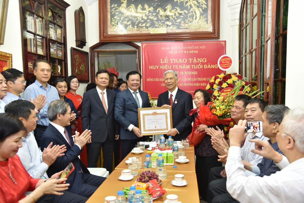 Bí thư Thành ủy Đinh Tiến Dũng trao Huy hiệu Đảng cho các đảng viên lão thành