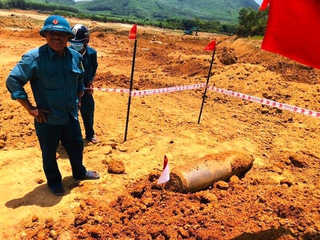 Hà Tĩnh: Phát hiện quả bom nặng 200kg dưới lòng đập