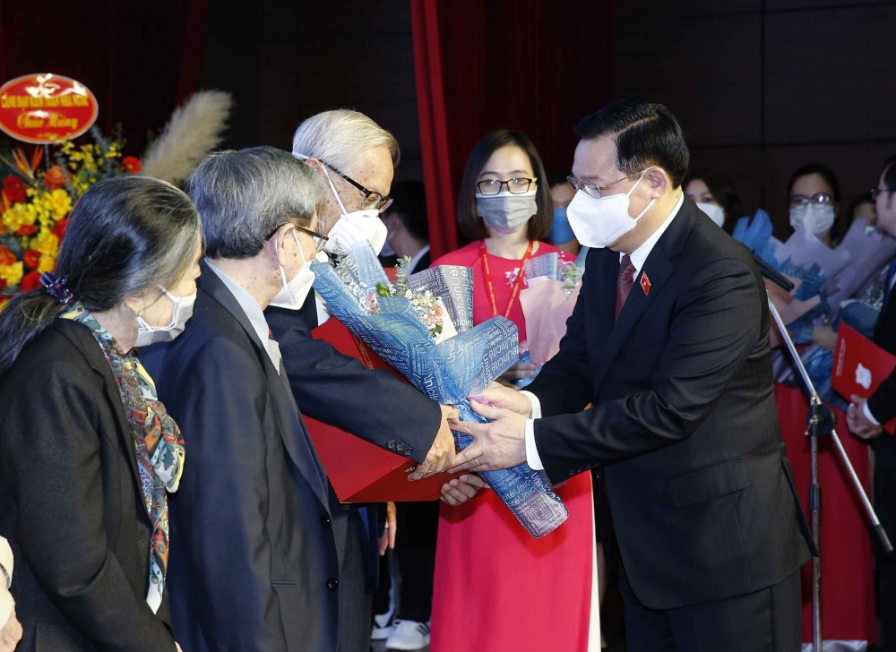 Chủ tịch Quốc hội Vương Đình Huệ thăm và chúc mừng Trường Đại học Y Hà Nội nhân ngày Nhà giáo Việt Nam