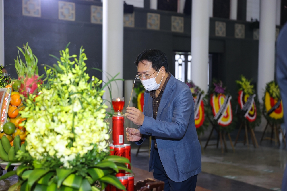 Người thân, bạn bè và người hâm mộ đến đưa tiễn nhạc sĩ Phú Quang