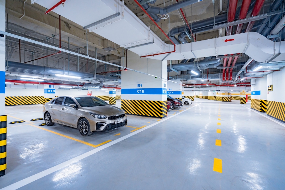 Hầm đỗ xe được thiết kế thông thoáng, giúp chủ nhân dễ điều khiển xe vào vị trí