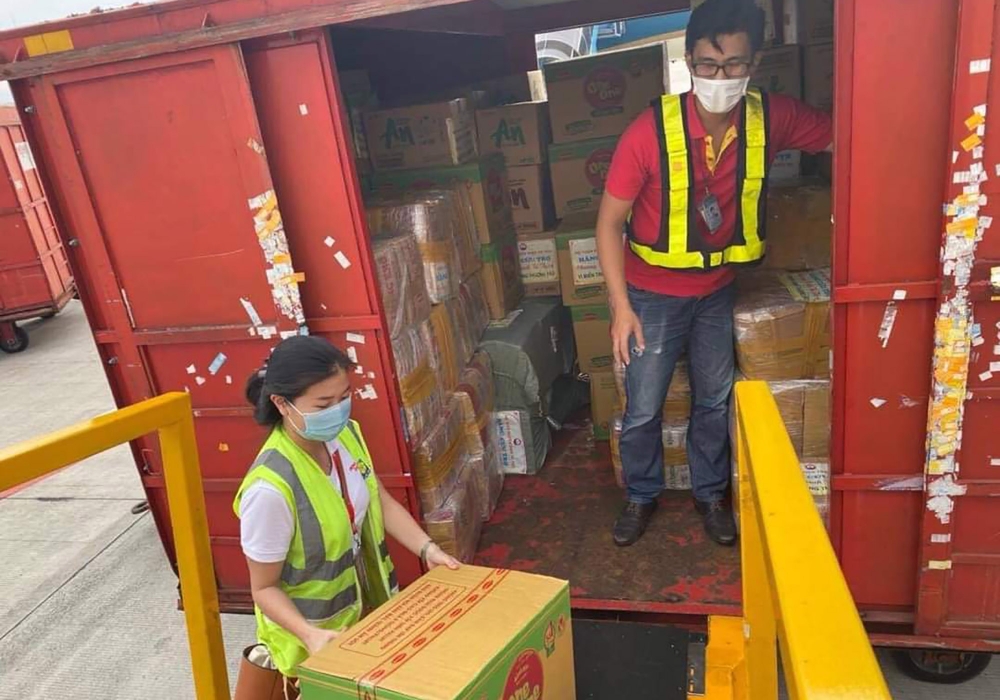 Hàng không góp sức cùng miền Trung vượt lũ Hàng không góp sức cùng miền Trung vượt lũ