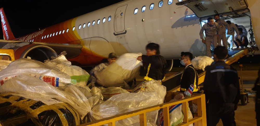 Thức xuyên Nhân viên Vietjet làm việc xuyên đêm để giao hàng cứu trợ để hàng đến sớm với người dân