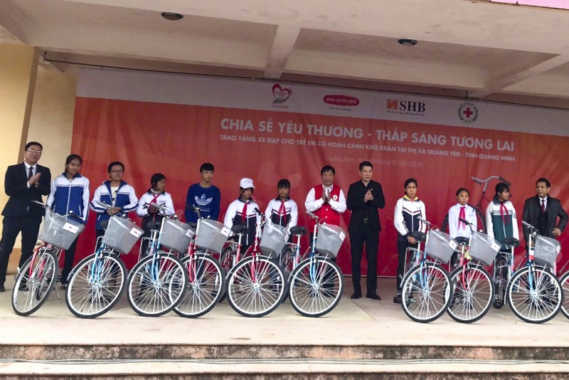 Trao tặng 330 xe đạp cho học sinh giỏi có hoàn cảnh khó khăn