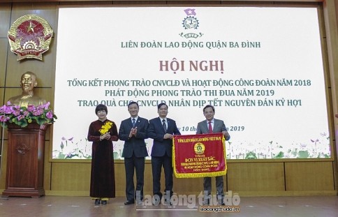 LĐLĐ quận Ba Đình đón nhận Cờ thi đua xuất sắc của Tổng LĐLĐ Việt Nam