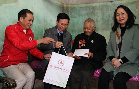 Trao 100 suất quà Tết tới gia đình chính sách tỉnh Lạng Sơn