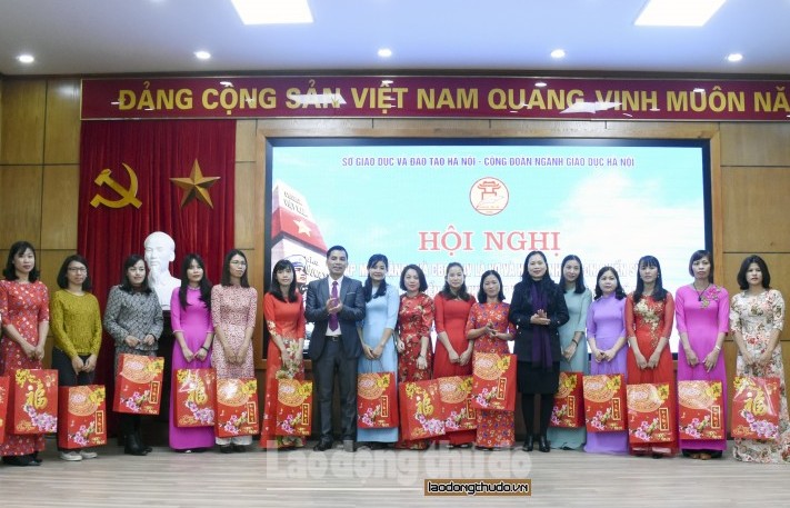 Gặp mặt, tặng quà Tết động viên vợ, con chiến sĩ công tác tại các vùng biển đảo