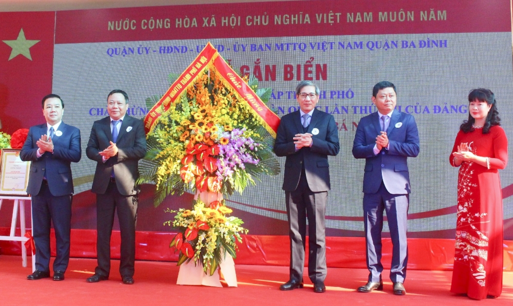 Gắn biển hai công trình chào mừng Đại hội đại biểu toàn quốc lần thứ XIII của Đảng