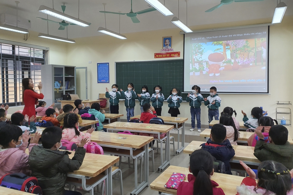 Chùm ảnh: Ngày đầu trở lại trường của học sinh tiểu học và lớp 6 ngoại thành Hà Nội