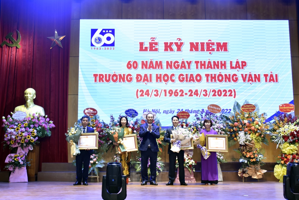 Thứ trưởng Bộ GTVT Lê Đình Thọ đã trao Bằng khen của Thủ tướng Chính phủ cho 2 tập thể, gồm Trường Đại học GTVT và Khoa Khoa học cơ bản (Trường Đại học GTVT) và 3 cá nhân của Trường.