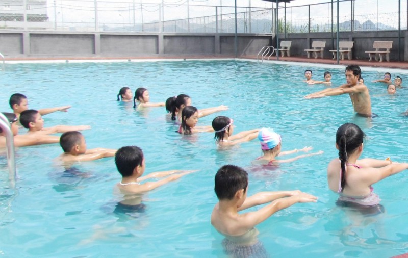Khuyến khích vận động cha mẹ cho con học bơi trong dịp hè