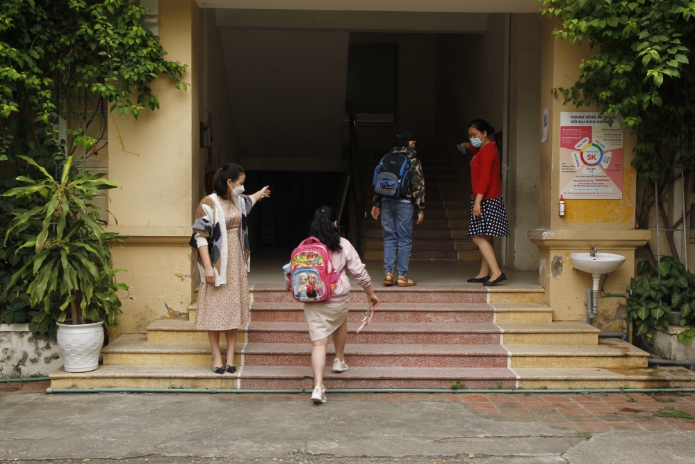 Học sinh tiểu học Hà Nội hân hoan trở lại trường