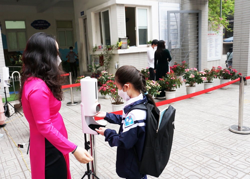Học sinh tiểu học Hà Nội hân hoan trở lại trường