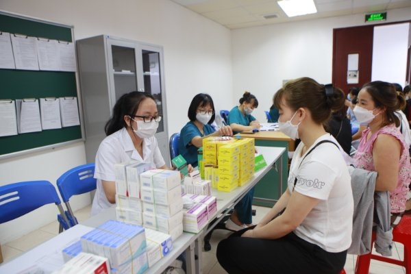 Liên đoàn Lao động thành phố Hà Nội tổ chức khám sức khỏe miễn phí cho nữ công nhân lao động