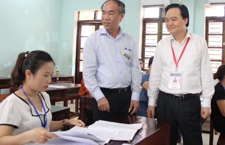 Bộ trưởng Bộ Giáo dục kiểm tra công tác chấm thi THPT quốc gia tại Hà Giang