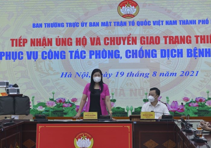 Ủy ban MTTQ Việt Nam thành phố Hà Nội tiếp nhận và chuyển giao trang thiết bị phòng, chống dịch