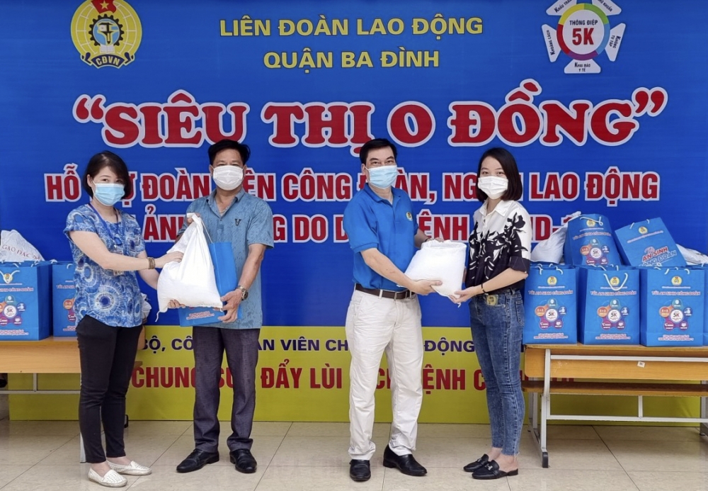 LĐLĐ quận Ba Đình tiếp tục trao “Túi An sinh Công đoàn” đến đoàn viên, người lao động