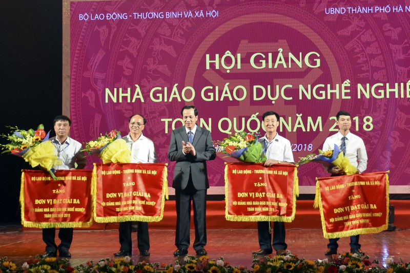 doan ha noi gianh giai nhat tai hoi giang nha giao giao duc nghe nghiep