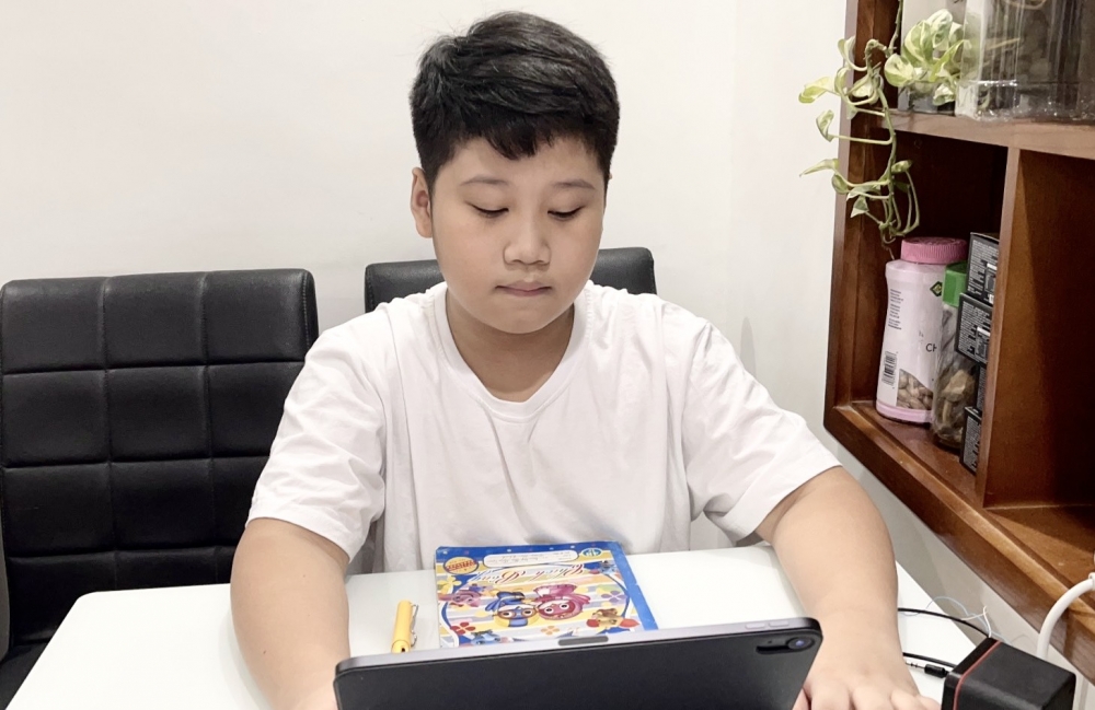 Quận Ba Đình: Trao tặng máy tính cho học sinh có hoàn cảnh khó khăn