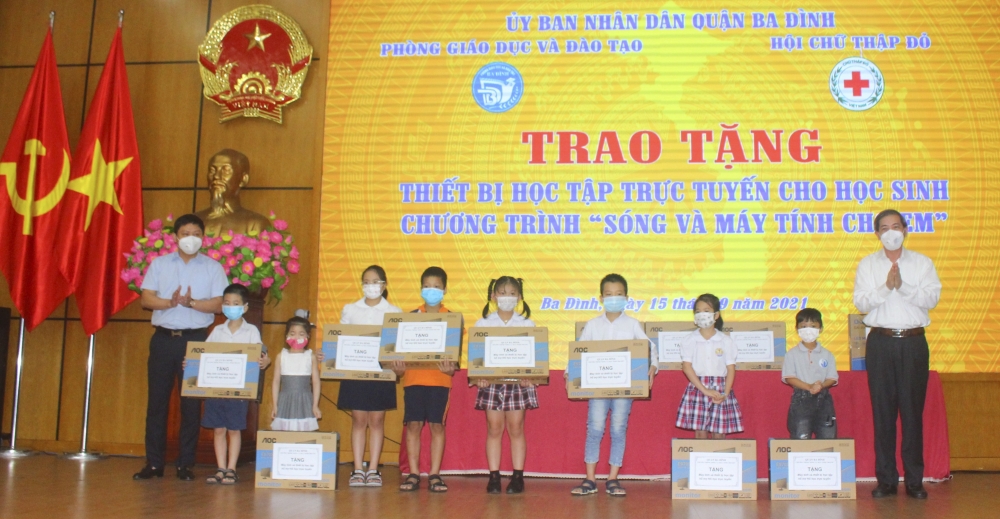 Quận Ba Đình: Trao tặng thiết bị học tập trực tuyến cho học sinh có hoàn cảnh khó khăn