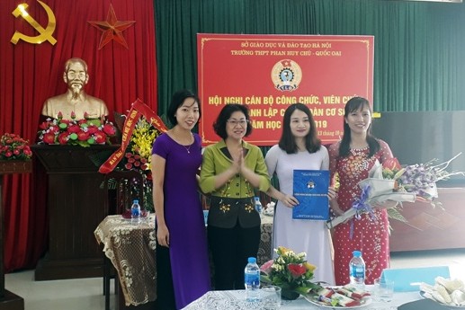 Ra mắt tổ chức Công đoàn Trường THPT Phan Huy Chú - Quốc Oai
