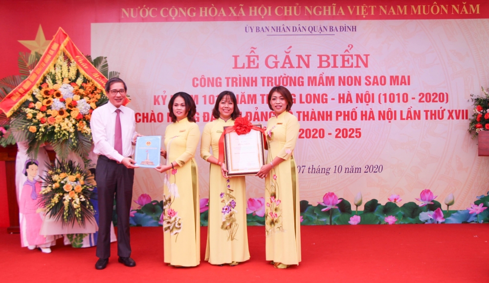 Gắn biển hai công trình chào mừng Đại hội Đảng bộ thành phố Hà Nội lần thứ XVII