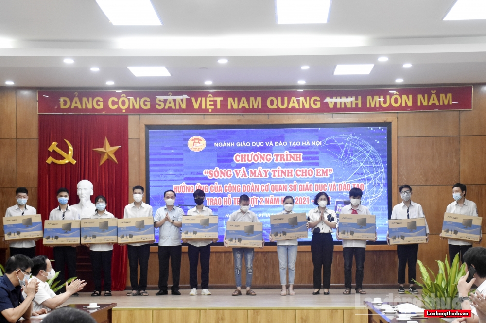 Hà Nội: Thêm 40 học sinh được tặng thiết bị học trực tuyến