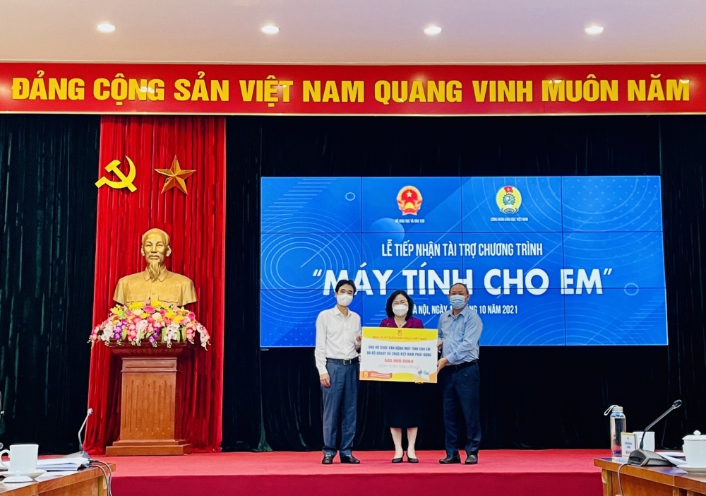 Ngành GD&ĐT tiếp nhận tài trợ chương trình “Máy tính cho em”