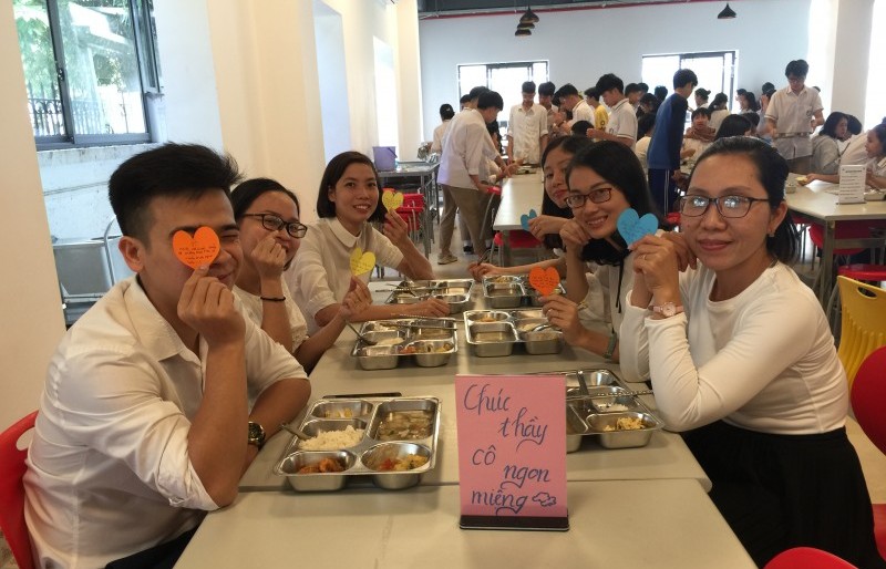 Bữa trưa trọn yêu thương nhân dịp 20/11 của học sinh Ban Mai