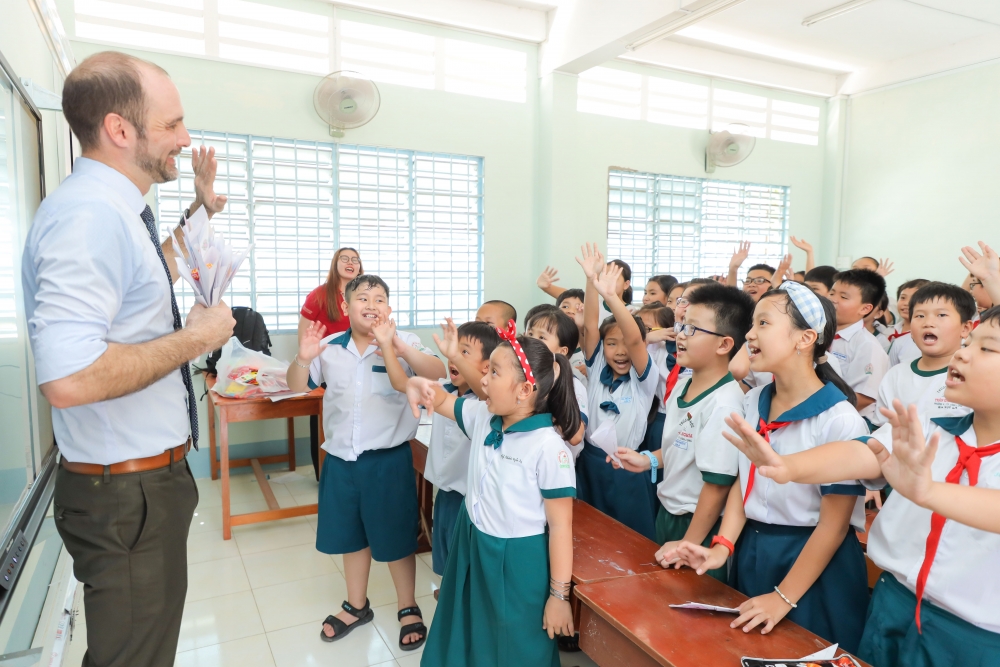 Trao tặng gần 3.300 đầu sách cho học sinh tiểu học tỉnh Vĩnh Long