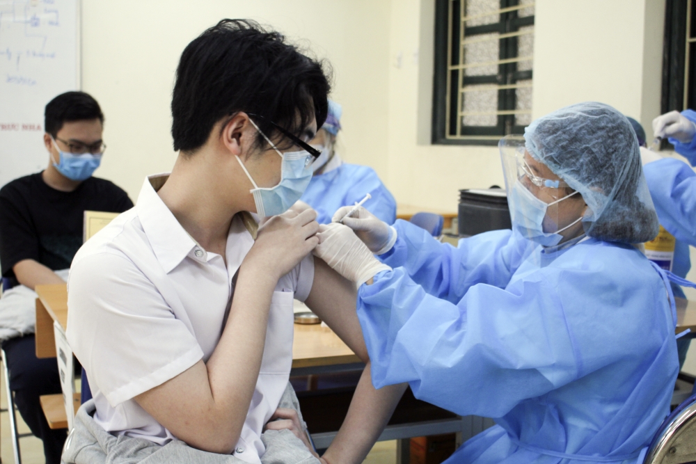 Học sinh Hà Nội hào hứng ngày đầu tiêm vắc xin Covid-19