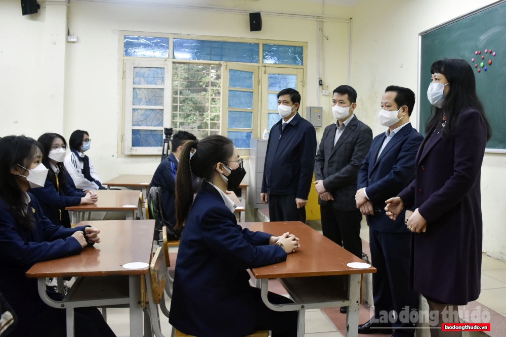 Học sinh lớp 12 ở Hà Nội trở lại trường trong điều kiện phòng dịch nghiêm ngặt