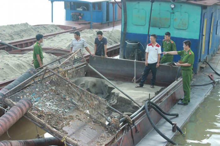 Bắt 3 tàu khai thác cát trái phép trên sông Hồng
