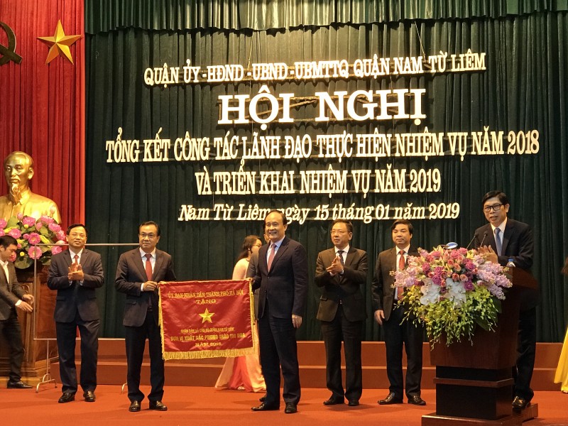 Nhân dân và cán bộ quận Nam Từ Liêm nhận Cờ thi đua xuất sắc của Chủ tịch UBND TP Hà Nội