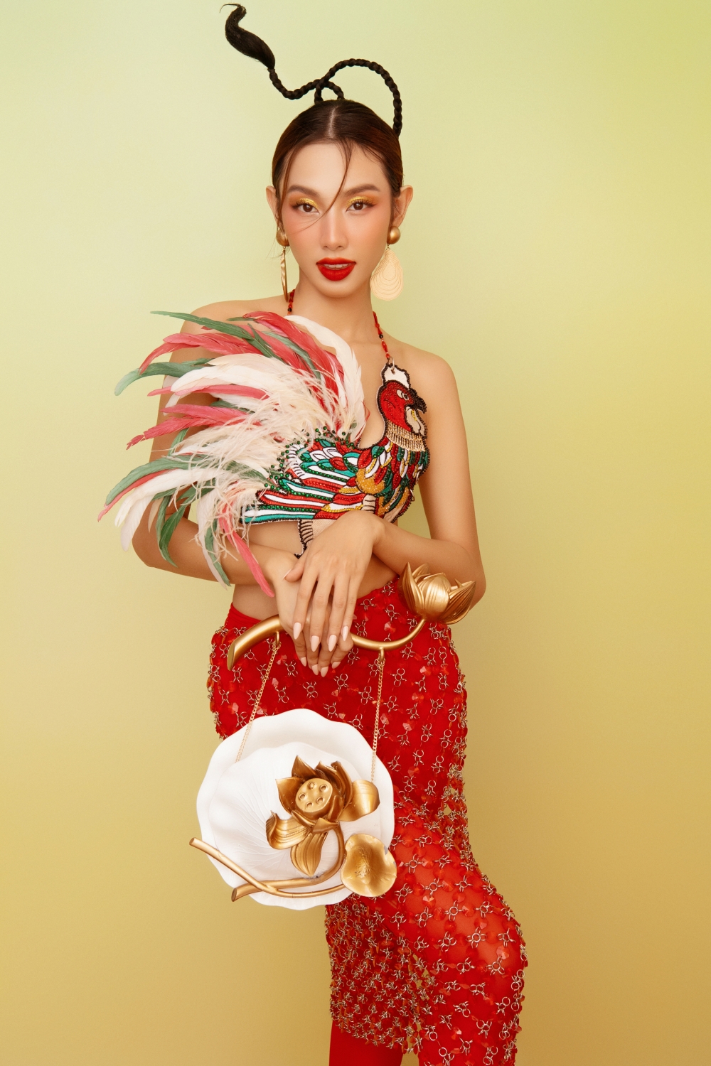 Hoa hậu Thùy Tiên diện yếm đào, đội nón quai thao trong bộ ảnh đón Tết