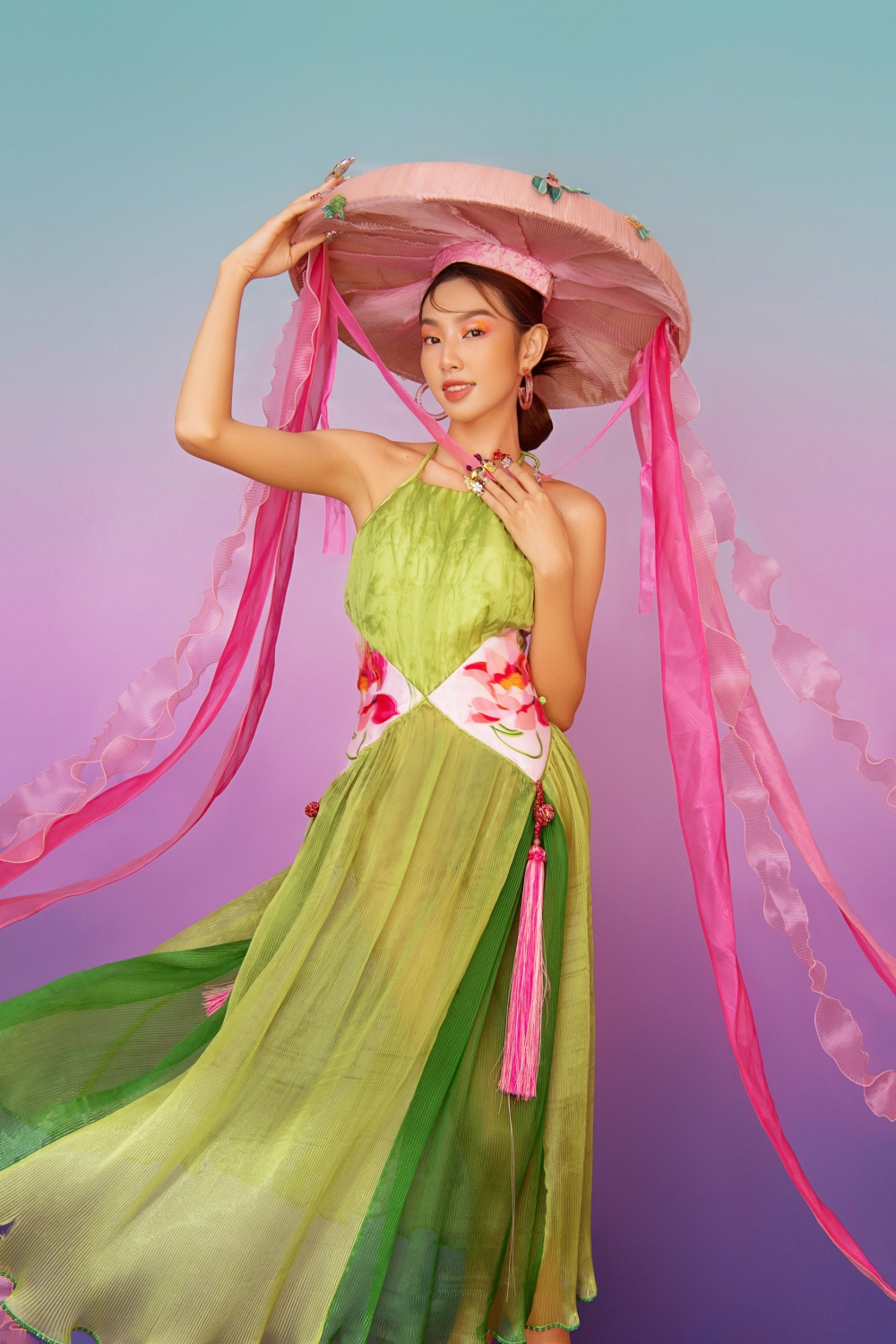 Hoa hậu Thùy Tiên diện yếm đào, đội nón quai thao trong bộ ảnh đón Tết