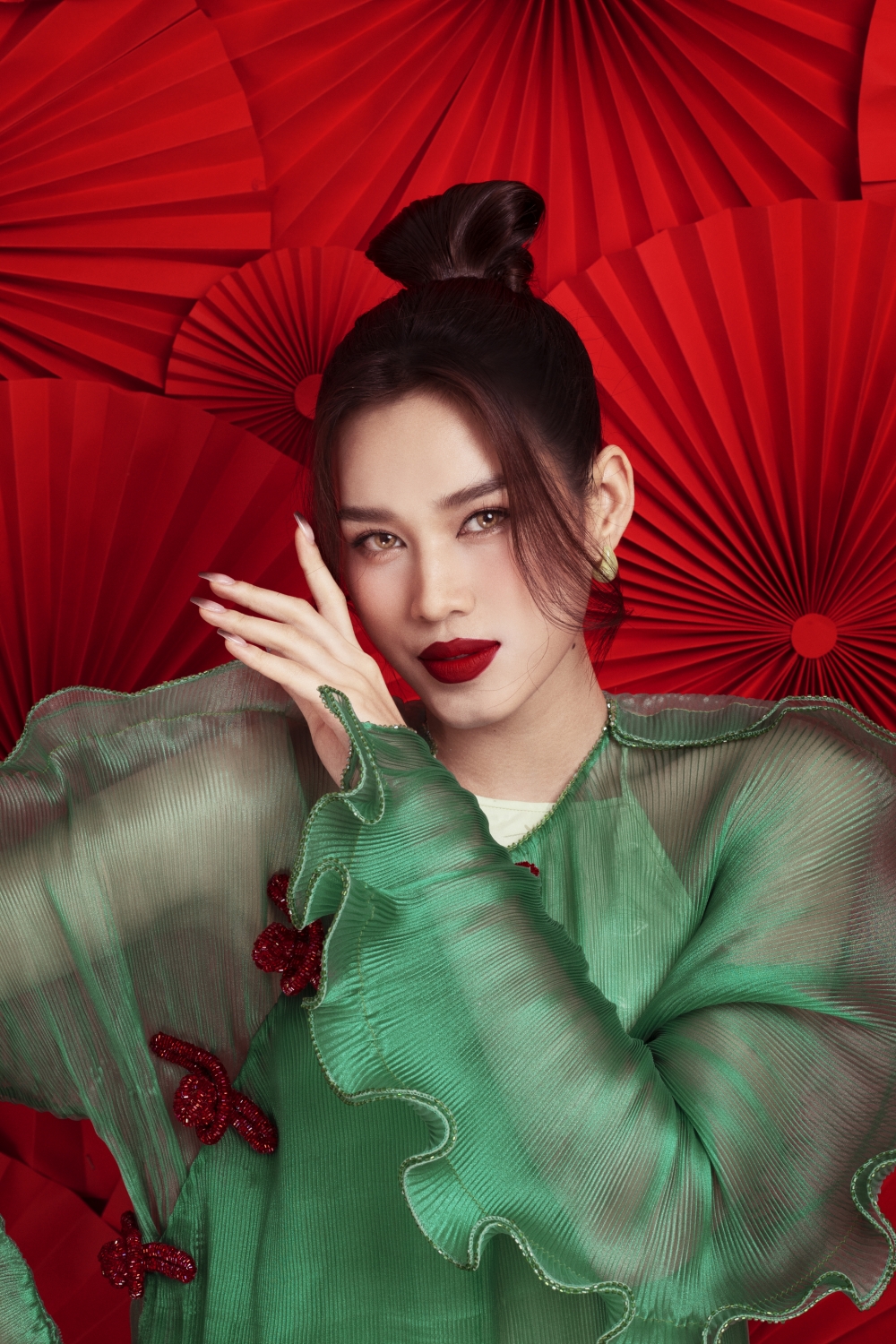 Hoa hậu Đỗ Thị Hà khoe nhan sắc quyến rũ, đẹp lạ trong bộ ảnh đón Tết Nhâm Dần