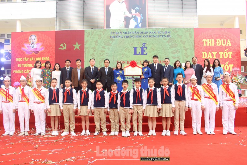 Trường THCS Nguyễn Du đón bằng công nhận đạt chuẩn Quốc gia