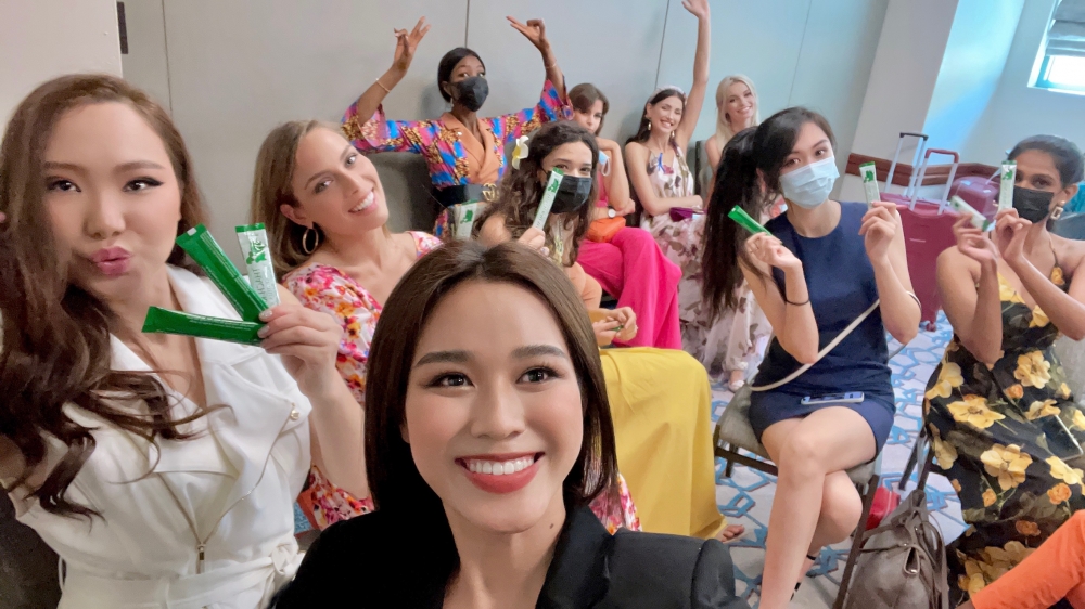 Đỗ Thị Hà diện vest thanh lịch, tự tin trả lời phỏng vấn tại Miss World 2021