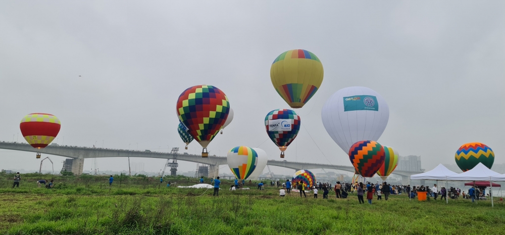 Cận cảnh ngày hội khinh khí cầu rực rỡ muôn màu bên sông Hồng