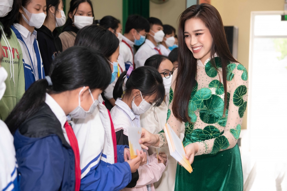 Đỗ Thị Hà được chào đón nồng nhiệt tại quê nhà sau hành trình dài thi Miss World 2021