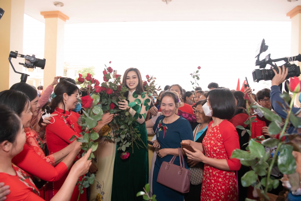 Đỗ Thị Hà được chào đón nồng nhiệt tại quê nhà sau hành trình dài thi Miss World 2021
