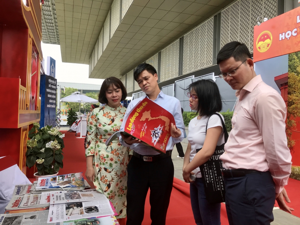 Lãnh đạo Tổng Liên đoàn Lao động Việt Nam thăm các gian trưng bày báo của tổ chức Công đoàn