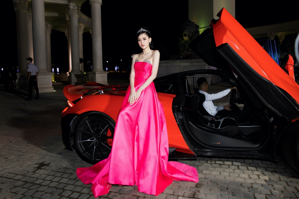 Loạt mỹ nhân đình đám “đọ” sắc cực gắt tại thảm đỏ Vietnam Beauty Fashion Fest