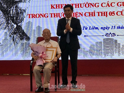 146 đảng viên lão thành quận Nam Từ Liêm được trao Huy hiệu Đảng đợt 19/5