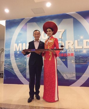 Hoa hậu Mỹ Linh chơi đàn bầu tại Miss World