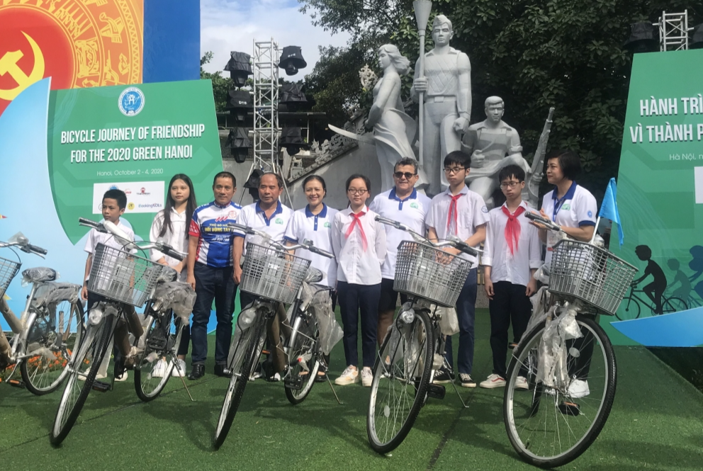 Sôi động hành trình xe đạp hữu nghị vì thành phố Hà Nội xanh năm 2020