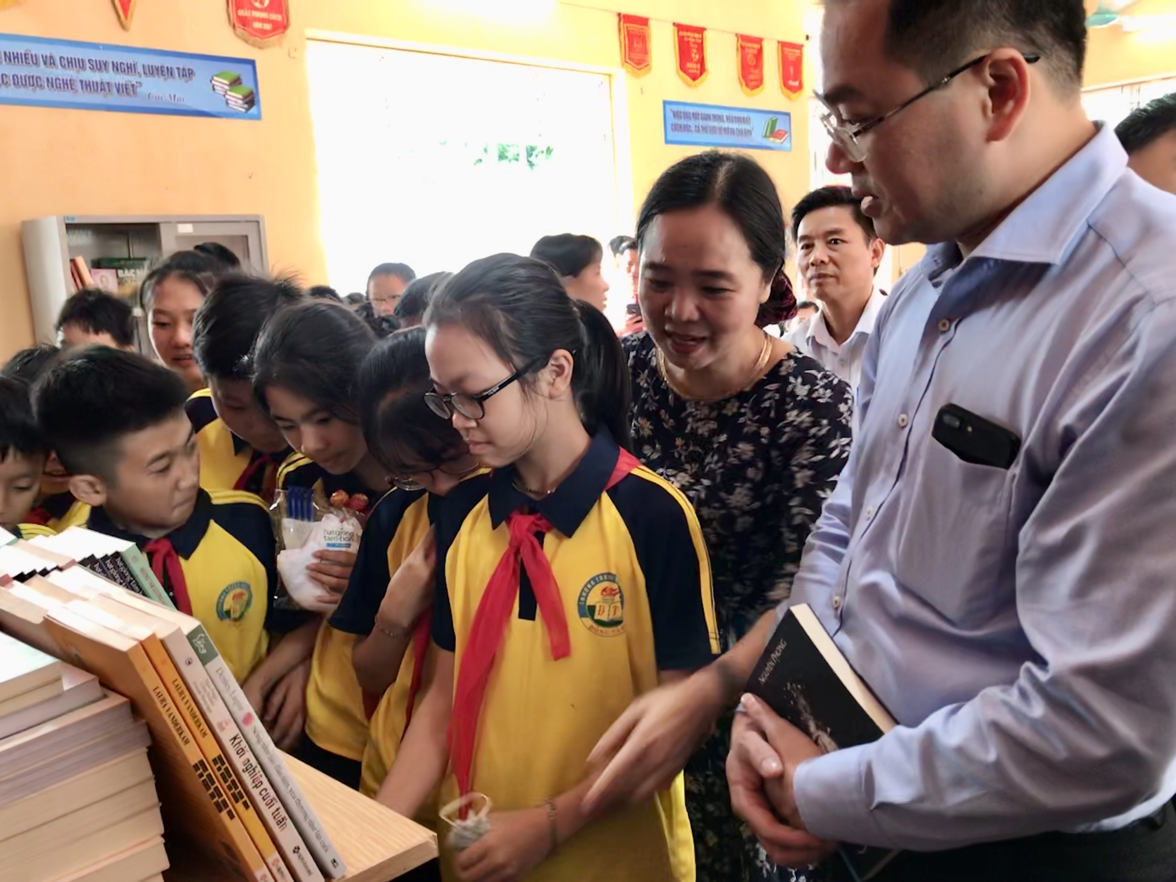 Nhân dân xã Đồng Tâm háo hức đón nhận tủ sách mới