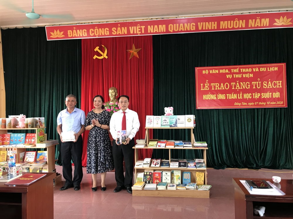 Nhân dân xã Đồng Tâm háo hức đón nhận tủ sách mới